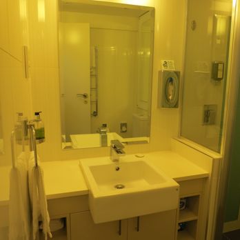Hyde Park Inn - bathroom vanity - Hotels Near Me - Sydney, NSW