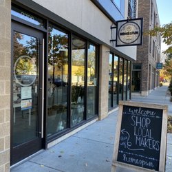 Homespun Decor and Gifts - Hole-in-the-wall along the street.