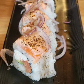Robata Wasa - Salmon & Lemon Pepper Roll - Sushi Bars Near Me - Irvine, California