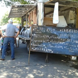 Feria de frutas y verduras en Barrio Alta Córdoba - Puesto de variedades de carnes