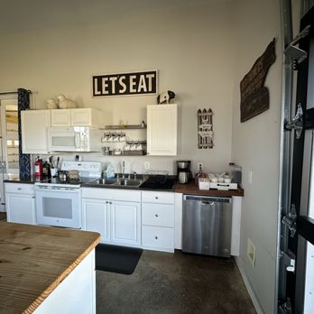 Maya's Cleaning Services - Kitchen after cleaning - Home Cleaning Near Me