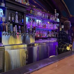 Mother - Photo 5: Bar