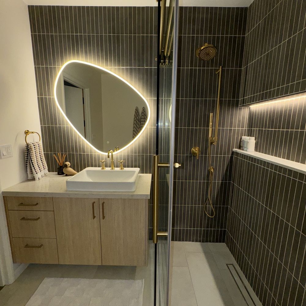 Neela Woodard Design - Primary bathroom - Interior Design Near Me - Burbank, California Neela Woodard Design - Primary bathroom - Interior Design Near Me - Burbank, California