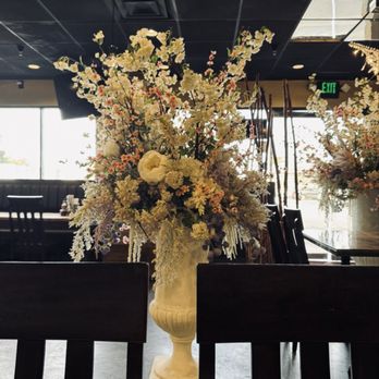 Garlic & Chives - Nice decoration for the cozy & clean atmosphere. - Vietnamese Near Me - Artesia, California Garlic & Chives - Nice decoration for the cozy & clean atmosphere. - Vietnamese Near Me - Artesia, California