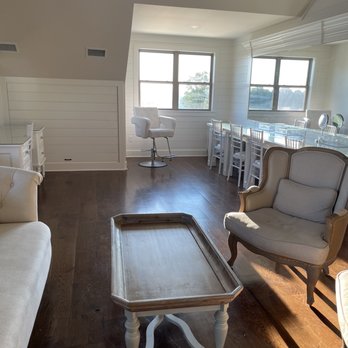 Hillbrook Farms - Bride's room has an area for the bride and her party to get ready - Venues & Event Spaces Near Me - Twin Groves, Arkansas Hillbrook Farms - Bride's room has an area for the bride and her party to get ready - Venues & Event Spaces Near Me - Twin Groves, Arkansas