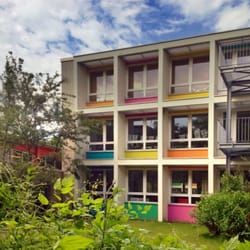 Städt. Schule Tornquiststraße - Wurde Anfang 2010 bunt angemalt und wird 2014 erneut komplett renoviert