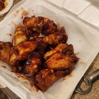 Benny's Bada Bing - Barbecue wings.  told 50/50 flats/thighs, wife wanted flats........ZERO.ZERO flats on the order?  FAIL - Italian Near Me - Venice, Florida