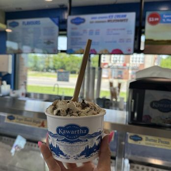 Kawartha Dairy - Moose Tracks - baby size in cup - chocolate peanut butter cups, Moose Tracks fudge swirls in vanilla ice cream - Ice Cream & Frozen Yogurt Near Me - Ottawa, Ontario Kawartha Dairy - Moose Tracks - baby size in cup - chocolate peanut butter cups, Moose Tracks fudge swirls in vanilla ice cream - Ice Cream & Frozen Yogurt Near Me - Ottawa, Ontario