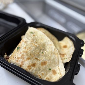 Tacos Galaktikos - Quesadilla grande Jupiter 3 piesas carne asada cebolla and cilantro - Tacos Near Me - Indio, California Tacos Galaktikos - Quesadilla grande Jupiter 3 piesas carne asada cebolla and cilantro - Tacos Near Me - Indio, California