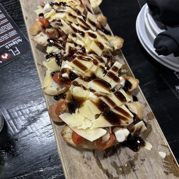 Flo's Wood Fired Pizzeria - Bruschetta di pomodori - Pizza Near Me - Rockford, Michigan