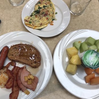 Hyatt Regency Washington On Capitol Hill - Omelette, roasted ham, bacon, fruits, French toast with maple syrup, potato hash browns, yogurt - Hotels Near Me - Washington, DC, District of Columbia