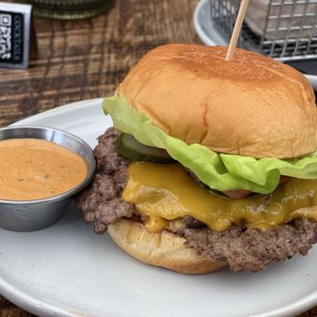 Le Chick - Smash burger - Cocktail Bars Near Me - Miami, Florida
