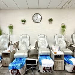 Gilman Nails - Remodel interior