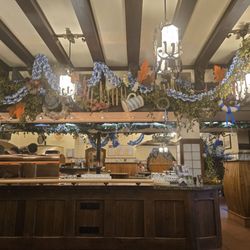 Zum Schlüssel - Classic German beer hall experience