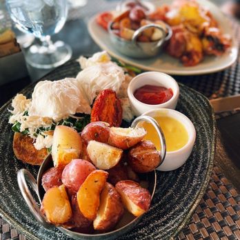 Six Seven Restaurant - Dungeness Crab Florentine Benedict - New American Near Me - Seattle, Washington Six Seven Restaurant - Dungeness Crab Florentine Benedict - New American Near Me - Seattle, Washington