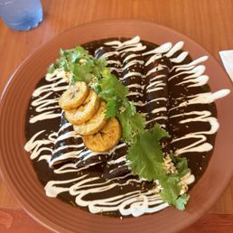 Enchiladas de mole con pollo.