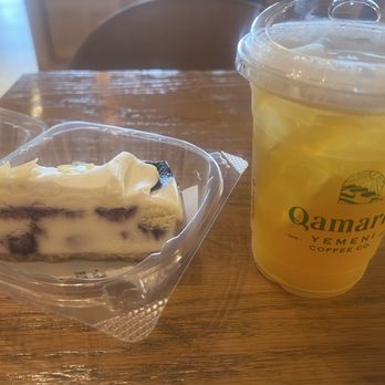 Qamaria Yemeni Coffee - Blueberry Cheesecake and Wild Peach Refresher - Coffee & Tea Near Me - Harvey, Louisiana