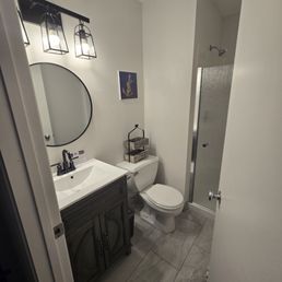 This small room felt newly renovated. This small room felt newly renovated.