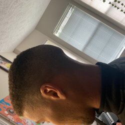 Rozzo's Razors - She didn't know how to fade/bald fade nor taper worst ever ive ever had in my life. I can't deal with this!!!