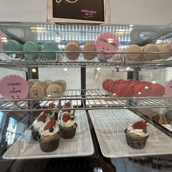 Sugarlina Bakeshop - Specialty Tres Leche strawberry cupcakes - Bakeries Near Me - Honolulu, Hawaii