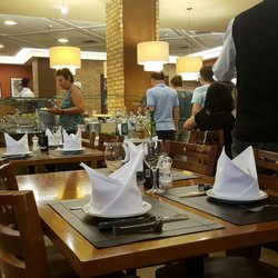 Montana Grill - Salão principal com buffet de saladas.