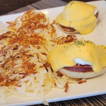 Siena Cafe - Eggs Benedict with hashbrowns - Breakfast & Brunch Near Me - Irving, Texas