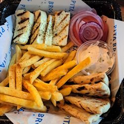 Słony Spichlerz - Pita box with halloumi