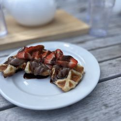 eb flo coffeehouse - Nutella & Fruit croffle (choice of strawberry or banana)