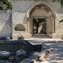 Les Alyscamps - Entrance to main chapel