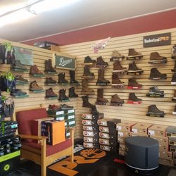 No-D-Lay Shoe Shop - A selection of soft toe shoes, boots, and insoles.