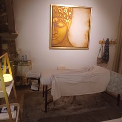 Essential Massage and Watsu - The room was beautiful, clean, and provided a relaxing environmen