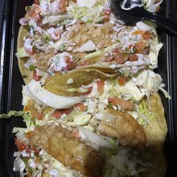 Pedi 4 tacos de pescado pero la verdad medieron pura tortilla y más lechuga que pescado $5.49 no se los recomiendo Pedi 4 tacos de pescado pero la verdad medieron pura tortilla y más lechuga que pescado $5.49 no se los recomiendo