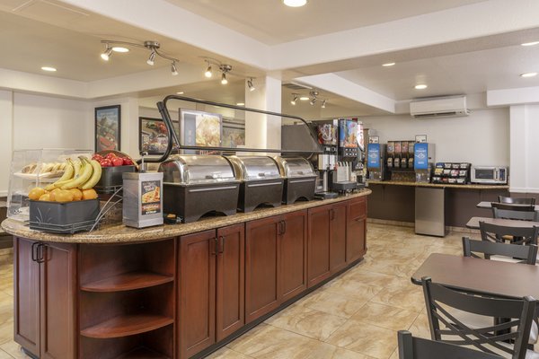 Best Western Plus Raffles Inn & Suites by null