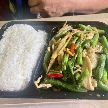 Bangkok Chef - 13. Ginger Chicken plate - Thai Near Me - Honolulu, Hawaii