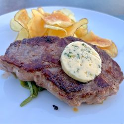 17º Restaurante & Bar - Entrecôte steak with garlic butter, potato chips, and green beans