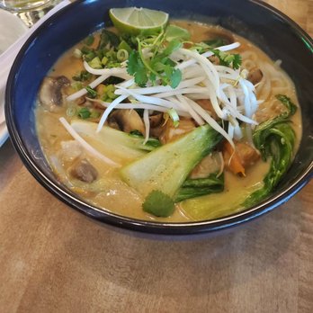 Moxies Vaughan Colossus Restaurant - Vegas thai curry laksa - Canadian (New) Near Me - Woodbridge, Ontario