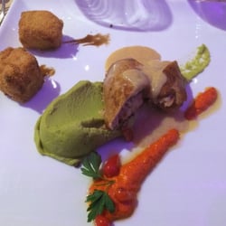Lapin rôti Tandoori, purée de pois cassés à l'huile de sésame, Croquettes de Macaroni.