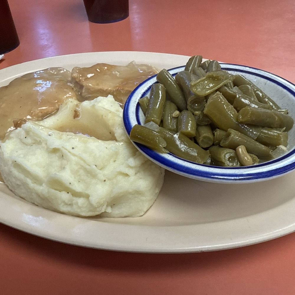 Tenderloin, mashed and green beans! Tenderloin, mashed and green beans!