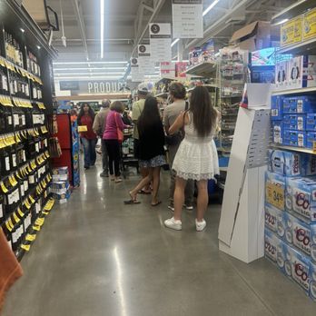 Vons - Lines of every single cashier in the evenings. - Grocery Near Me - Avalon, California