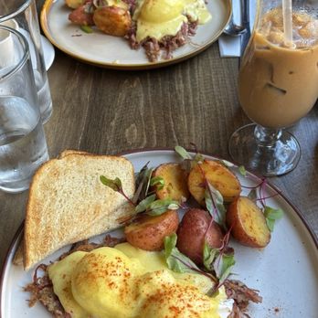 Roxanne Cafe - Corned Beef Sunrise, Iced Dirty Chai - Italian Near Me - San Francisco, California
