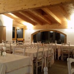 Tornari Giuseppe - la sala da pranzo con le sue ampie vetrate ed il bel soffitto in legno chiaro