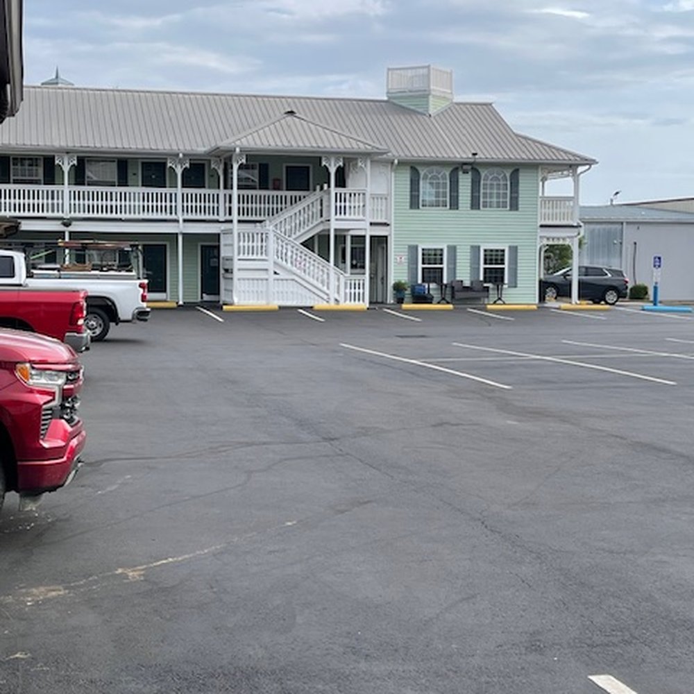 Key West Inn - Fairhope - Parking lot with a long distance view to the office from our lower level room - Hotels Near Me - Fairhope, Alabama Key West Inn - Fairhope - Parking lot with a long distance view to the office from our lower level room - Hotels Near Me - Fairhope, Alabama