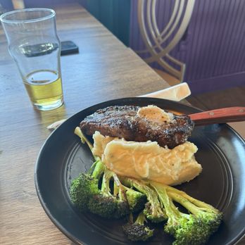 The Salted Goat - Steak, Mashed potatoes and charred broccoli - Gastropubs Near Me - DeBary, Florida