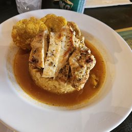 Mofongo con Pechuga y tostones.