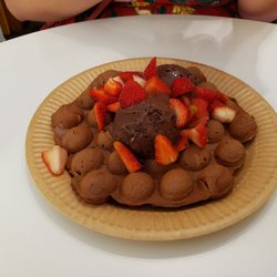 The American Cakes Factory - Bubble waffle with chocolate ice cream!