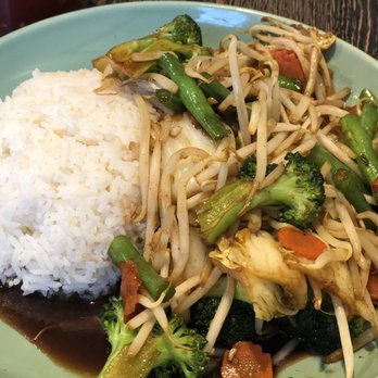 Sukhothai - Mixed vegetables lunch entree - which consists of: Napa, carrot, broccoli, bean sprouts, scallion and pepper on top of ric - Thai Near Me - Albany, New York
