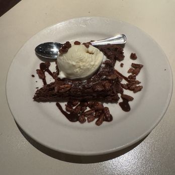 Lucky 32 Southern Kitchen - Brownie Sundae - New American Near Me - Greensboro, North Carolina