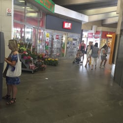 Metro Strašnická - Metro Strašnická - krámky