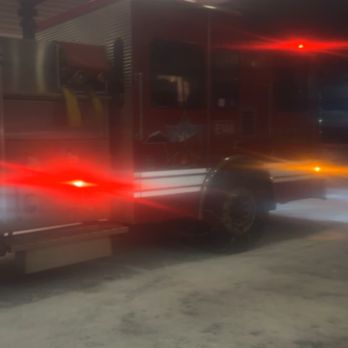 Summit Inn - Emergency services arriving after being alerted by hotel GUESTS and the automatic alarm ( not the owner/manager of the hotel) - Hotels Near Me - Snoqualmie Pass, Washington