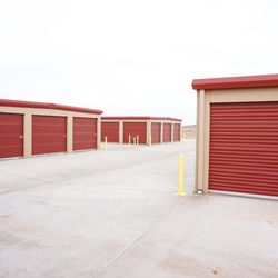 Interlink Storage - Extra large aisles to get your trailer or moving truck around easily.